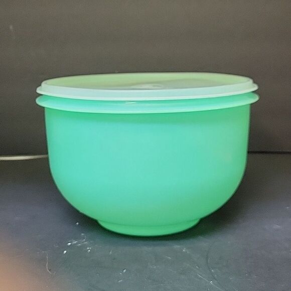 Tupperware Lettuce Keepers And Lettuce / Cheese Grater - Picture 8 of 9